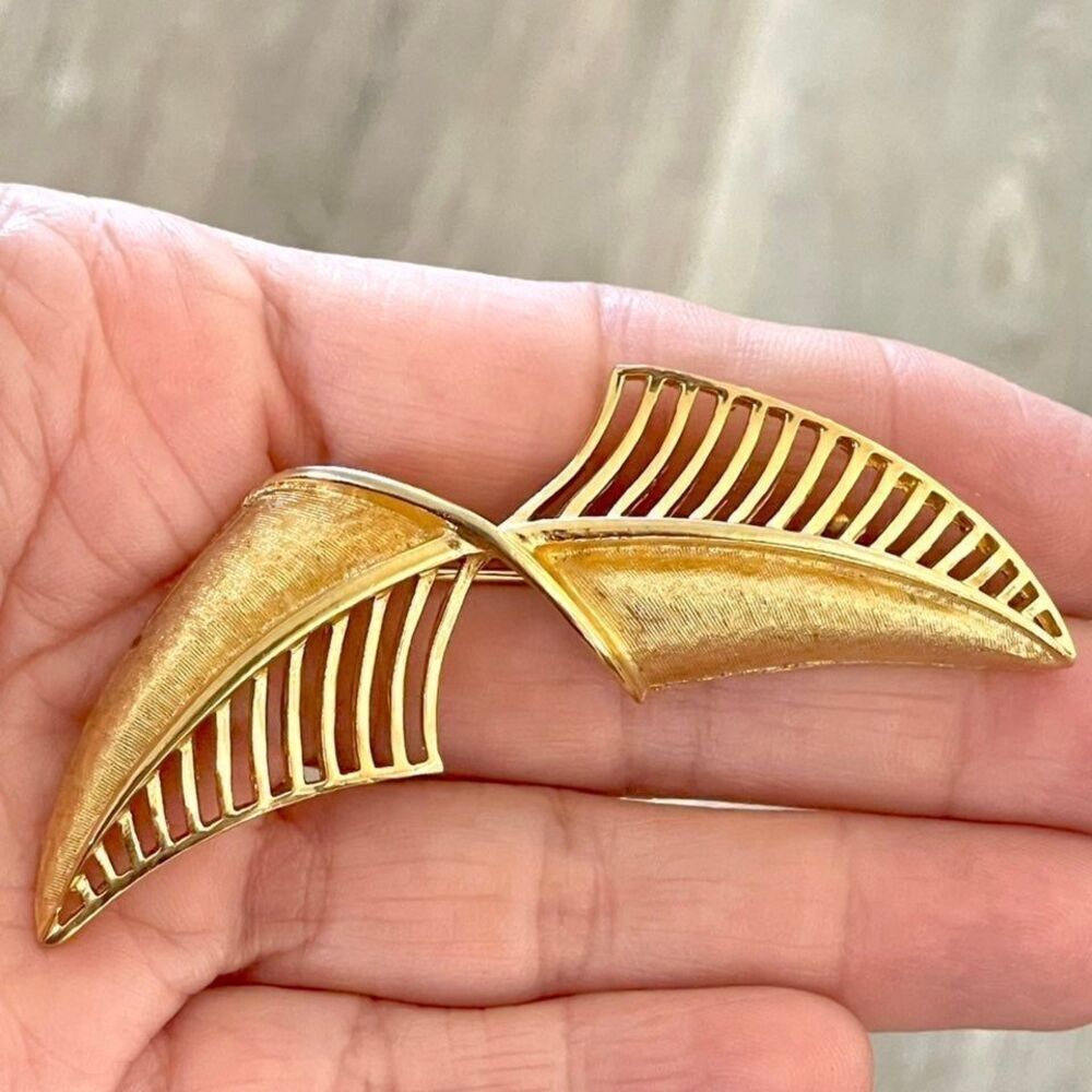 Vintageâgold toneâbrooch